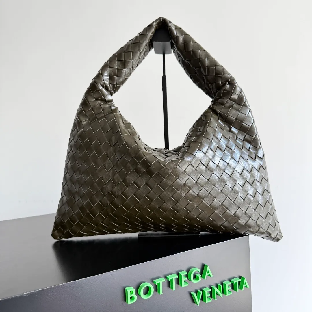 Batch 1960 It seems that this bag from BV has been popular recently ~ The new Hop is really not too beautiful. The whole bag has no seams. The bag body and handles are made of one piece of leather. It reflects the style and essence of Bottega Veneta. It truly represents craftsmanship and creativity. The large size has a very loose and lazy upper body. Big bag lovers will definitely not regret buying it. Style number: 796262 Size: 46*21*10cm